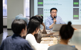 “시니어 비즈니스, 노후의 불안을 신뢰로 바꾸는 산업”