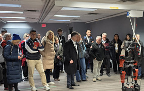 고령층 돌봄 AI 도입, “취약한 노인부터 실험대 돼선 안 돼”