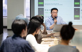 “시니어 비즈니스, 노후의 불안을 신뢰로 바꾸는 산업”