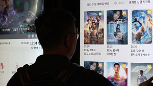 “넷플릭스엔 없어요”…OTT에 밀린 극장이 꺼낸 무기는? [이슈크래커]