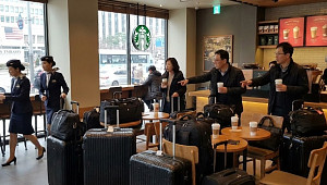 스벅이 무료 짐 보관소?… 승무원 '가방 알박기' 논란 [이슈크래커]