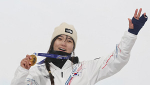 최가온, 韓 첫 설상 금메달… ‘마지막 3차 런’ 승부수 통했다 [이슈크래커]
