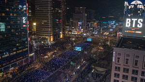 과잉 동원과 완벽 대비, 매출 특수와 쌓인 재고…극과 극 BTS 광화문 공연