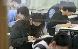 [포토] 3월 첫 모의고사 시험 치르는 고3 학생들