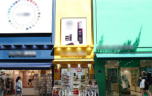 [포토] 명동은 '개문냉방' 영업중