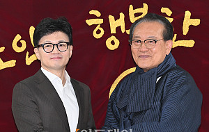 [포토] 김호일 대한노인회장 손 맞잡은 한동훈