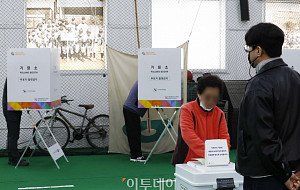 제22대 국회의원선거, '야구실내연습장에서 투표를' [포토]
