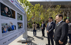 한국보도사진전 관람하는 이재명 민주당 대표 [포토]