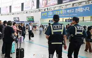 서울역 칼부림 예고, 경계 강화하는 경찰들 [포토]