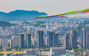 공군특수비행팀 블랙이글스, 'UAE 대통령 방한 환영' 서울 도심 비행 [포토]
