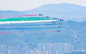 UAE 대통령 방한 환영 비행, 서울 도심 가르는 블랙이글스 [포토]