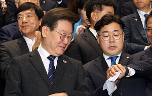 민주당 첫 의원총회, 대화하는 이재명-박찬대 [포토]