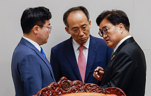 '채상병특검법안' 반대 무제한토론, 대화하는 국회의장과 여야 원내대표 [포토]