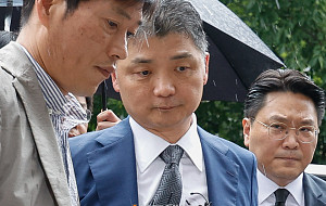 'SM 시세조종 의혹' 남부지법 출석하는 김범수 위원장 [포토]