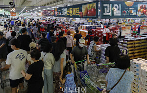 추석 연휴 앞두고 북적이는 대형마트 [포토]