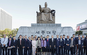 유인촌 문체부 장관, 한글날 맞이 세종대왕께 꽃바치기 행사 [포토]