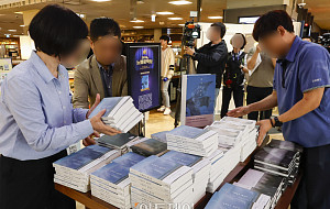 한강 작가, '아시아 여성 최초 노벨문학상 수상' 책 구매하는 시민들 [포토]