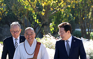 이재명 민주당 대표, 국회 사랑재서 법륜스님과 차담 [포토]