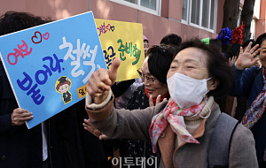 일성여고, 만학도 수능시험 합격 기원 떡 전달식 [포토]