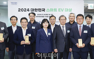 기념촬영하는 2024 대한민국 스마트 EV 대상 수상자들 [포토]