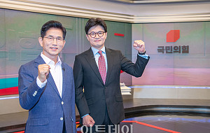 국민의힘 대선 경선 후보 청문회, 악수하는 한동훈-김문수 [포토]