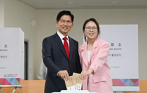 딸 김동주 씨와 사전투표하는 김문수 후보 [포토]