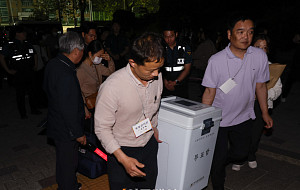 제21대 대선 투표 종료... 투표함 옮기는 개표사무원들 [포토]