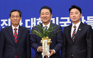 대통령 축하난 들고 강훈식-우상호-김병기 '화기애애' [포토]