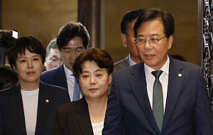 국민의힘 긴급의총 참석하는 송언석-윤희숙 [포토]