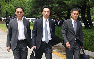 이재용 회장 무죄 확정, 법정 나서는 변호인단 [포토]