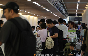 휴가철 맞은 김포공항, 가장 북적이는 날은? [포토]