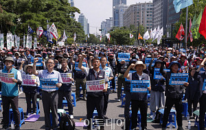 '노조법 2·3조 개정하고 즉각 시행하라!' 민주노총 긴급 결의대회 [포토]