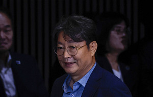 본회의 출석한 차명 주식거래 의혹받는 이춘석 의원 [포토]