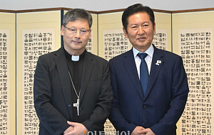 정청래 민주당 대표, 정순택 대주교 예방 [포토]