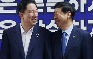 새정부 경제성장전략 당정협의, 손잡은 김병기-구윤철 [포토]