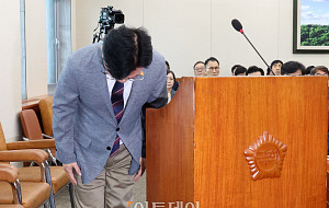 환노위 전체회의, 고개숙인 김영훈 고용부 장관 [포토]