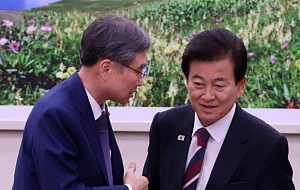 외통위 전체회의, 대화하는 정동영-김현 장관 [포토]