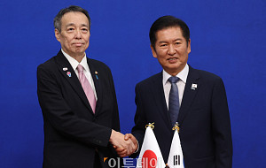 악수하는 정청래-미즈시마 고이치 주한일본대사 [포토]