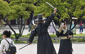 '케데헌 열풍' 한복 입고 경복궁 찾은 외국인 관광객들 [포토로그]