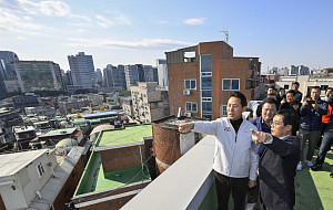 가리봉2구역 찾은 오세훈, "주택시장 안정 이뤄 나갈 것" [포토로그]