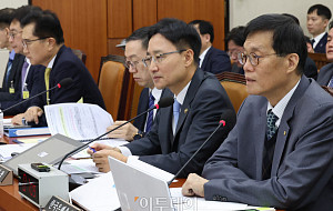 기재위 종합감사, 답변하는 이창용 한국은행 총재 [포토]