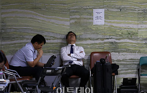 '복도에선 쪽잠, 국감장엔 고성만' [한컷]