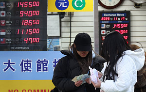환율 고공행진, 환전하는 관광객들 [포토로그]