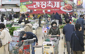 소비심리 8년 만에 최고... '관세협상 타결 영향' [포토로그]