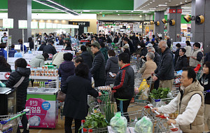 지난달 소매판매 석달만에 증가, 산업생산은 감소 [포토로그]