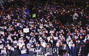 '비상계엄 1년' 국회 앞 메운 시민들 [포토]