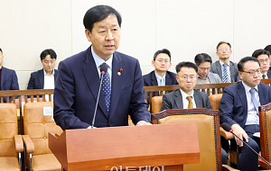 기재위, 여야 간사와 인사하는 구윤철 부총리 [포토]