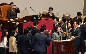 우원식 의장, 나경원 의원 필리버스터 '중단'…항의하는 국민의힘 [포토]
