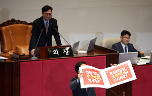 곽규택, 우원식 의장 비판하는 피켓 두고 필리버스터 [포토]