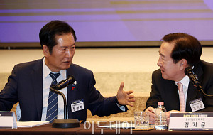 중소기업 입법과제 타운홀미팅, 대화하는 정청래-김기문 [포토]